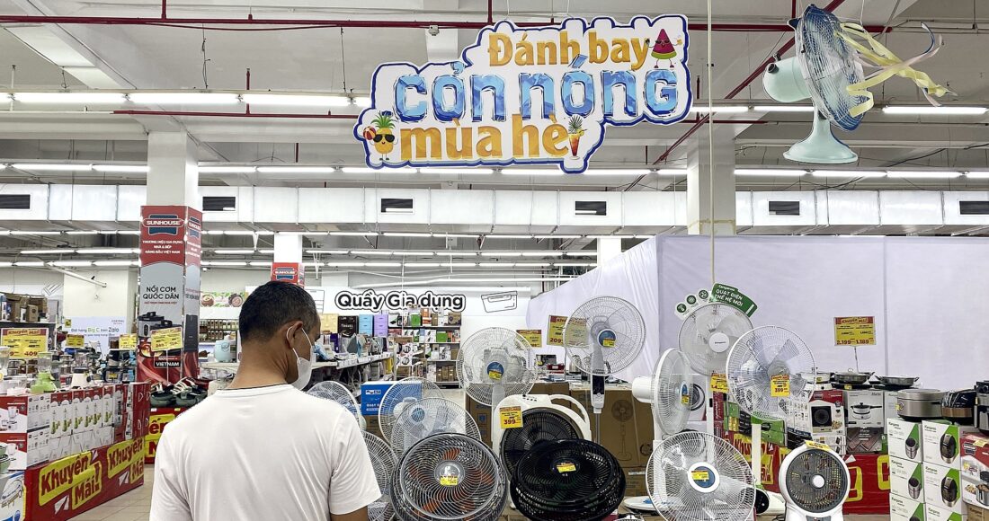 Một số người dân nói sẽ chờ đến tháng 7 âm lịch để mua được đồ giá rẻ khi có nhiều chương trình khuyến mại được triển khai. Ảnh minh họa: Quỳnh Nguyễn