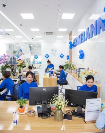 Khách hàng giao dịch tại Eximbank. Ảnh: Eximbank