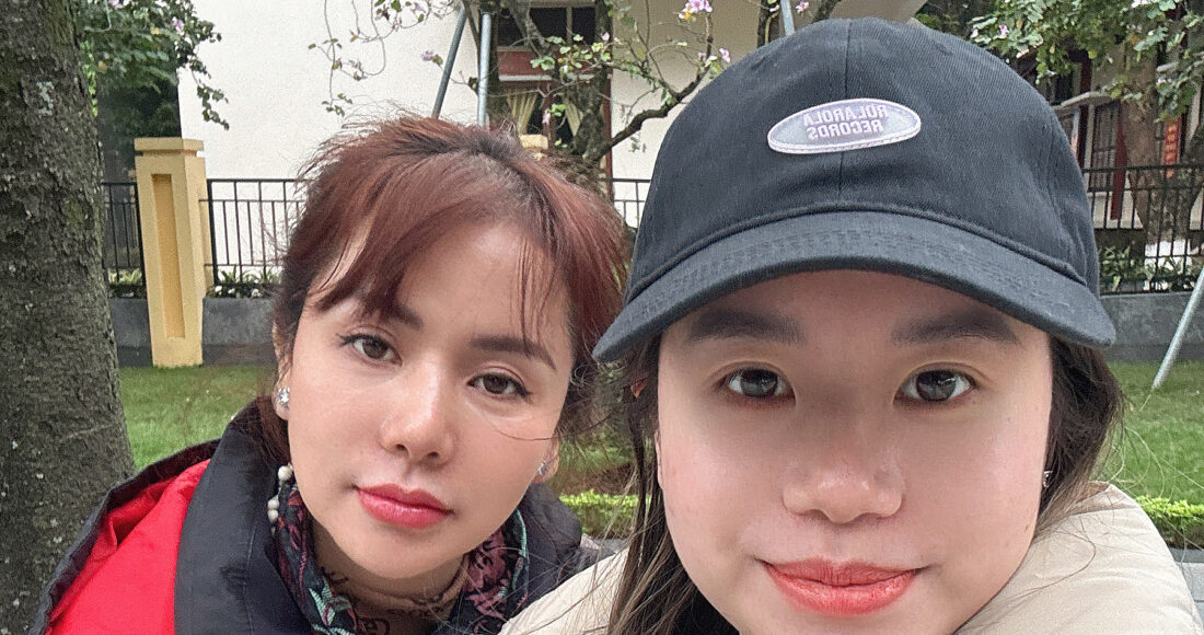 Phương Ly (phải) và mẹ chụp ảnh lưu niệm đầu năm 2024. Ảnh: Nhân vật cung cấp