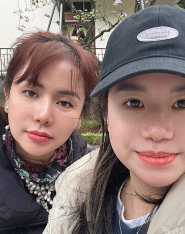 Phương Ly (phải) và mẹ chụp ảnh lưu niệm đầu năm 2024. Ảnh: Nhân vật cung cấp