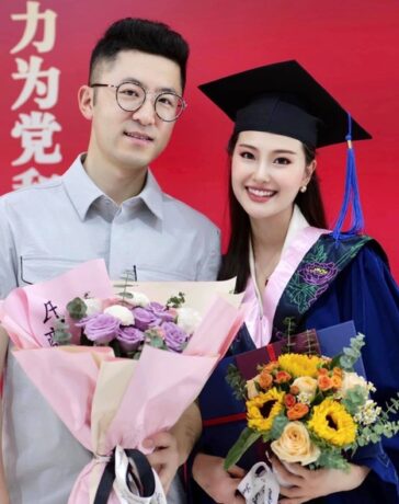 Cô gái Việt chụp ảnh lưu niệm cùng chồng trong lễ tốt nghiệp thạc sĩ, năm 2021. Ảnh nhân vật cung cấp