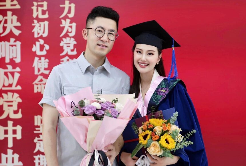 Cô gái Việt chụp ảnh lưu niệm cùng chồng trong lễ tốt nghiệp thạc sĩ, năm 2021. Ảnh nhân vật cung cấp