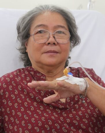 Bà Phụng nằm điều trị tại bệnh viện Đa khoa Sài Gòn, quận 1 sau khi bị nhánh cây ở công viên Tao Đàn rơi trúng người. Ảnh: Đình Văn