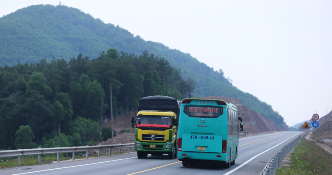 Cao tốc Cam Lộ - La Sơn hồi tháng 3, khi chưa cấm xe khách, xe tải trên 30 tấn. Ảnh: Võ Thạnh