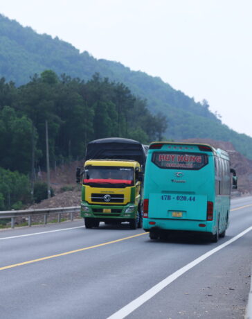 Cao tốc Cam Lộ - La Sơn hồi tháng 3, khi chưa cấm xe khách, xe tải trên 30 tấn. Ảnh: Võ Thạnh