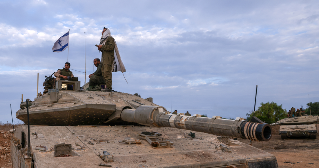 Binh sĩ Israel đứng, ngồi trên nóc xe tăng gần biên giới với Lebanon tháng 10/2023. Ảnh: AFP