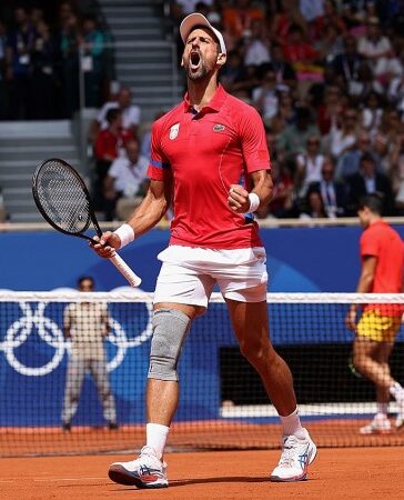 Djokovic mừng điểm thắng, trong trận chung kết đơn nam Olympic 2024, trên sân Philippe Chatrier, Paris hôm 4/8. Ảnh: Reuters