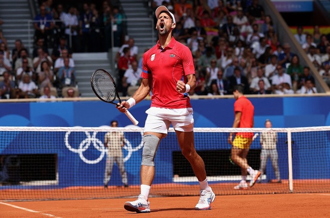 Djokovic mừng điểm thắng, trong trận chung kết đơn nam Olympic 2024, trên sân Philippe Chatrier, Paris hôm 4/8. Ảnh: Reuters