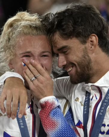 Katerina Siniakova (trái) bật khóc trong vòng tay Tomas Machac (phải) sau khi giành HC vàng tennis đôi nam nữ Olympic Paris 2024. Ảnh: AP