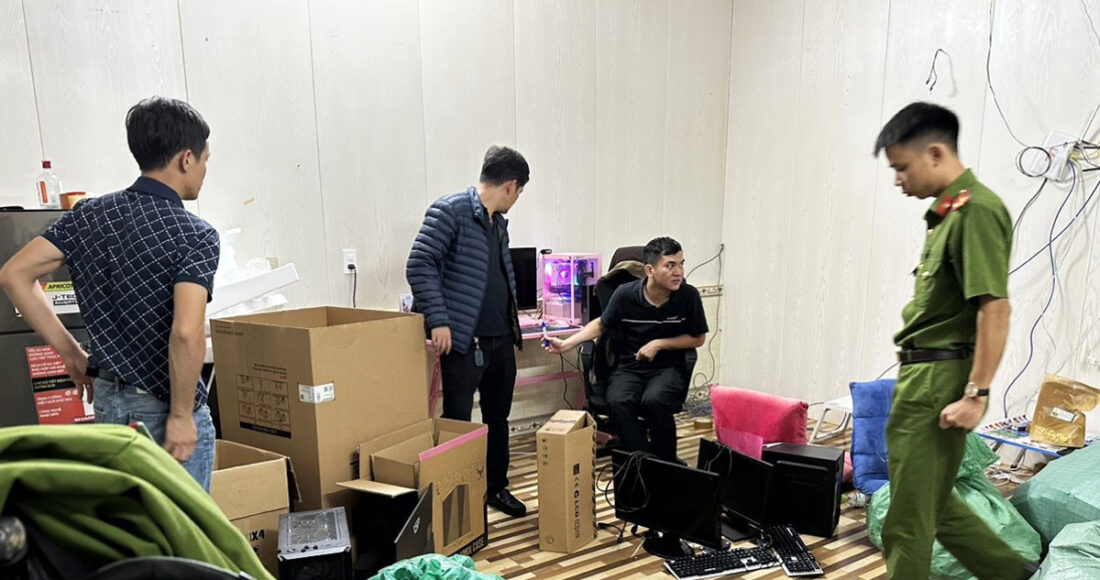 Cảnh sát khám xét một ngôi nhà ở TP Bảo Lộc thu giữ nhiều máy tính, tiền âm phủ. Ảnh: Hoài Thanh