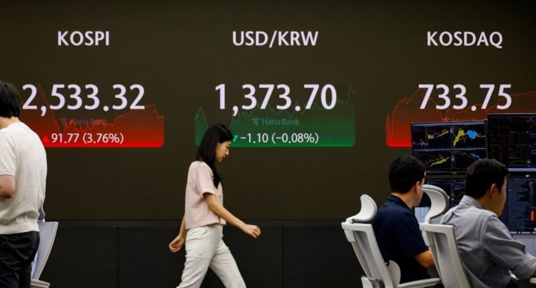 Bảng điện tử trong phòng giao dịch của một ngân hàng ở Seoul (Hàn Quốc). Ảnh: Reuters