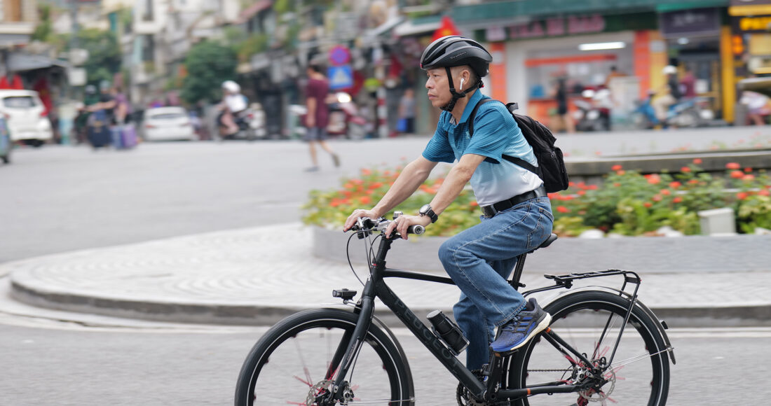 Người Hà Nội đạp xe thư giãn tại Quảng trường Đông Kinh Nghĩa Thục, tháng 8/2023. Ảnh: Ngọc Thành