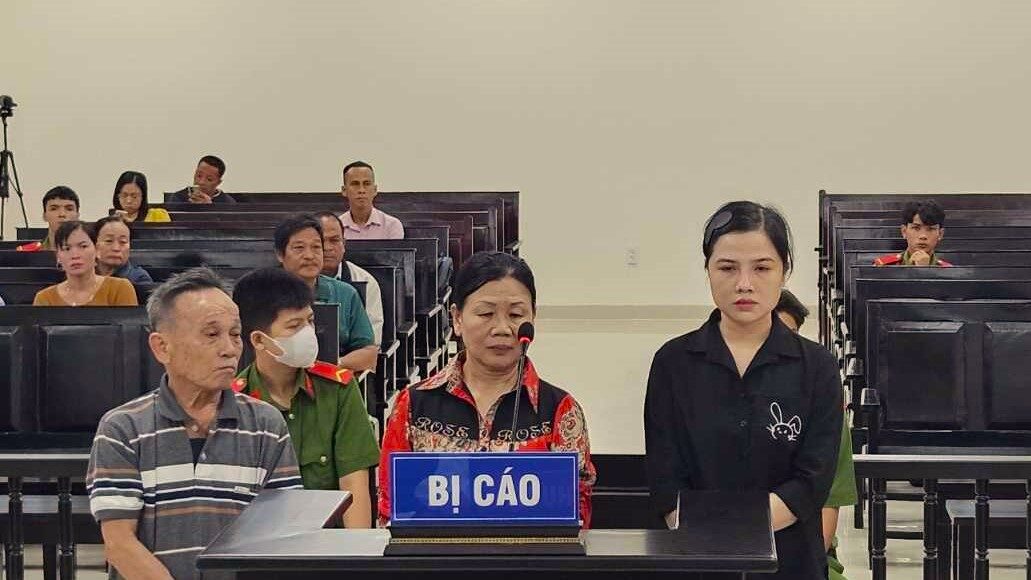 Gia đình Lê Thị My Chi tại tòa hôm nay. Ảnh: An Khang