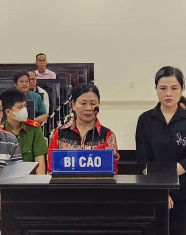 Gia đình Lê Thị My Chi tại tòa hôm nay. Ảnh: An Khang