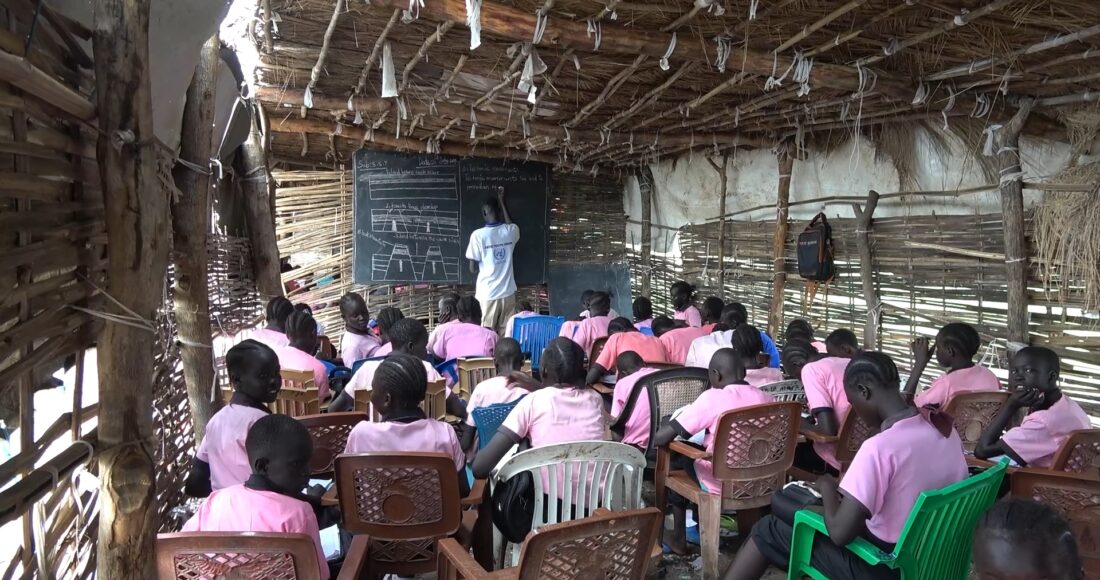 Lớp học mái tranh, vách nứa của học sinh Abyei. Ảnh: Đội công binh