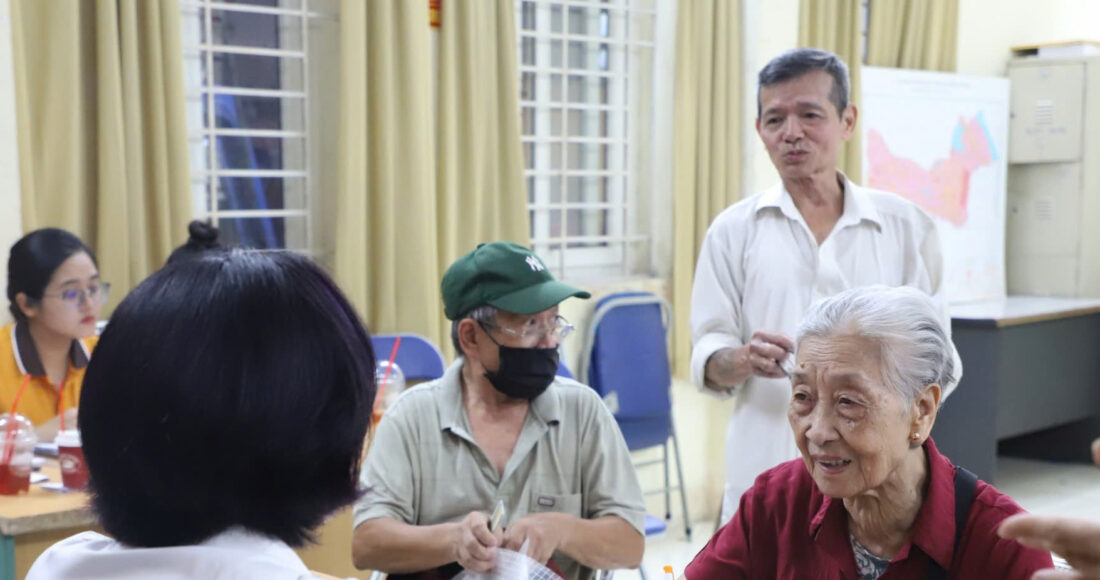 Người cao tuổi Hà Nội nhận lương hưu tại điểm chi trả. Ảnh: Phong Linh