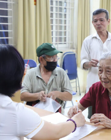 Người cao tuổi Hà Nội nhận lương hưu tại điểm chi trả. Ảnh: Phong Linh