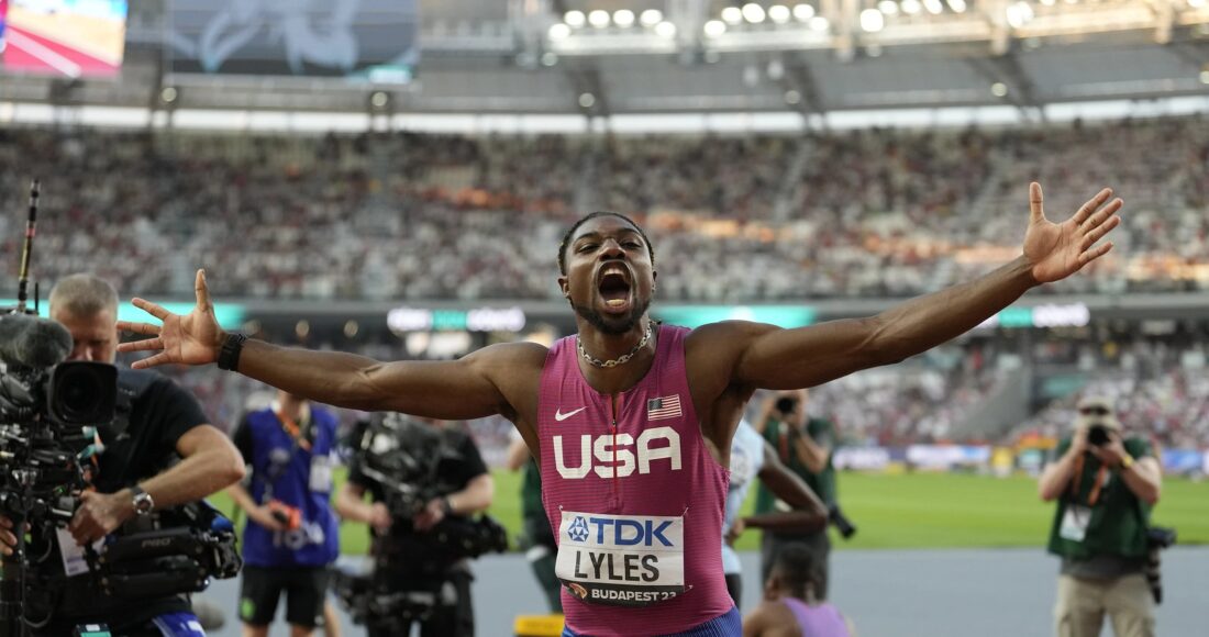 Lyles mừng chiến thắng sau khi vô địch thế giới chạy 100m tại Budapest, Hungary năm 2023. Ảnh: AP