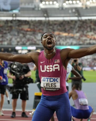 Lyles mừng chiến thắng sau khi vô địch thế giới chạy 100m tại Budapest, Hungary năm 2023. Ảnh: AP
