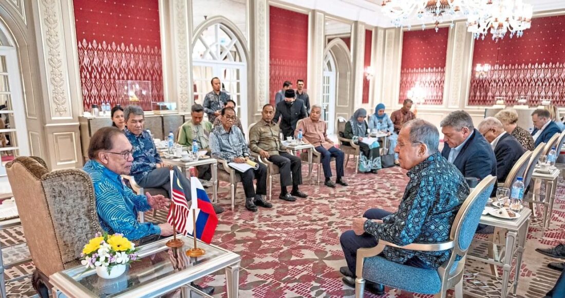 Ông Anwar (trái) nói chuyện với ông Lavrov tại Putrajaya (Malaysia). Ảnh: PMO