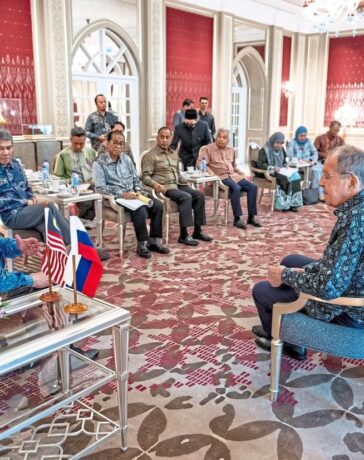 Ông Anwar (trái) nói chuyện với ông Lavrov tại Putrajaya (Malaysia). Ảnh: PMO