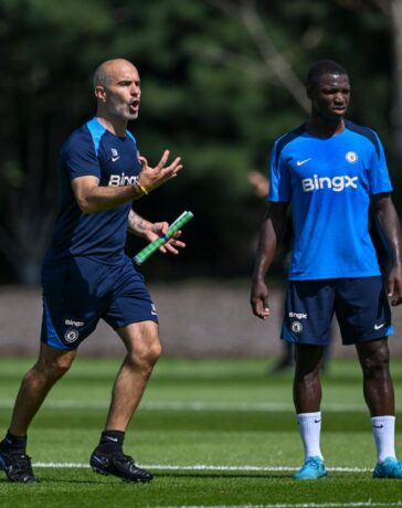 HLV Maresca bên cạnh tiền vệ Caicedo trên sân tập Chelsea ngày 16/8. Ảnh: chelseafc.com