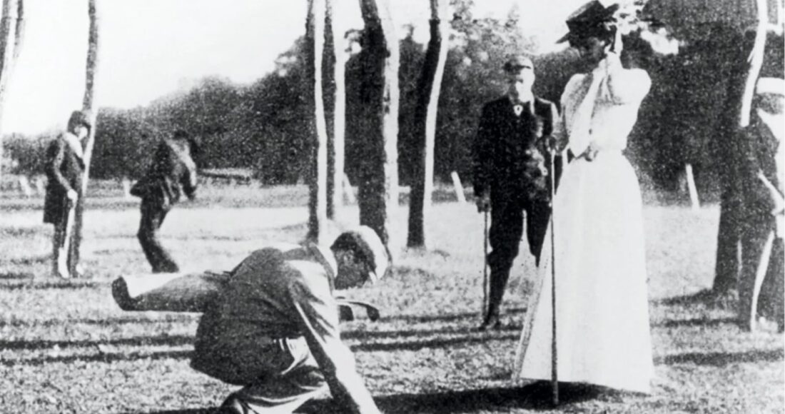 Bà Margaret Abbott (đầm trắng) trong lúc thi golf ở Olympic Paris 1900. Ảnh: USA Golf