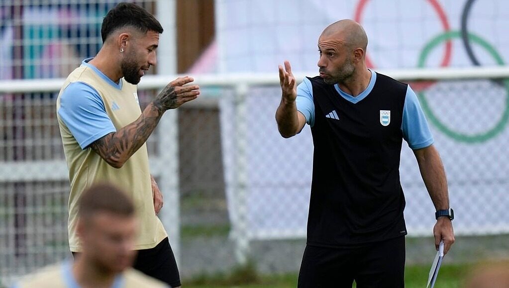 HLV Mascherano trao đổi với đội trưởng Otamendi (trái) trên sân tập của đội Olympic Argentina tại Lyon ngày 22/7. Ảnh: AP