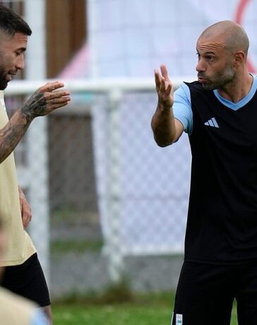 HLV Mascherano trao đổi với đội trưởng Otamendi (trái) trên sân tập của đội Olympic Argentina tại Lyon ngày 22/7. Ảnh: AP