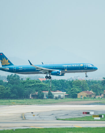 Một máy bay Vietnam Airlines đang hạ cánh tại sân bay Nội Bài. Ảnh: Lưu Quý