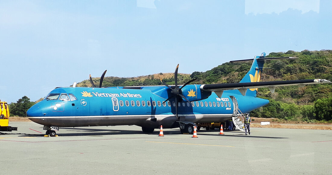 Máy bay ATR hạ cánh ở sân bay Côn Đảo. Ảnh: Tiểu Long.