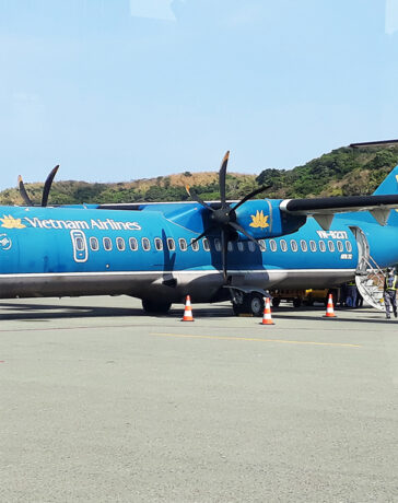 Máy bay ATR hạ cánh ở sân bay Côn Đảo. Ảnh: Tiểu Long.