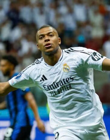 Mbappe mừng bàn trong trận Real Madrid thắng Atalanta 2-0 trên sân Quốc gia ở Warsaw, Ba Lan, Siêu cup châu Âu tối 14/8/2024. Ảnh: EFE
