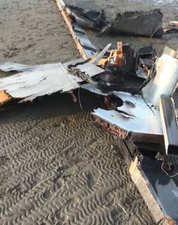 Mảnh vỡ máy bay MQ-9 Mỹ dạt vào bờ biển Yemen sau khi bị bắn rơi hồi tháng 2. Ảnh: Twitter/War_Noir