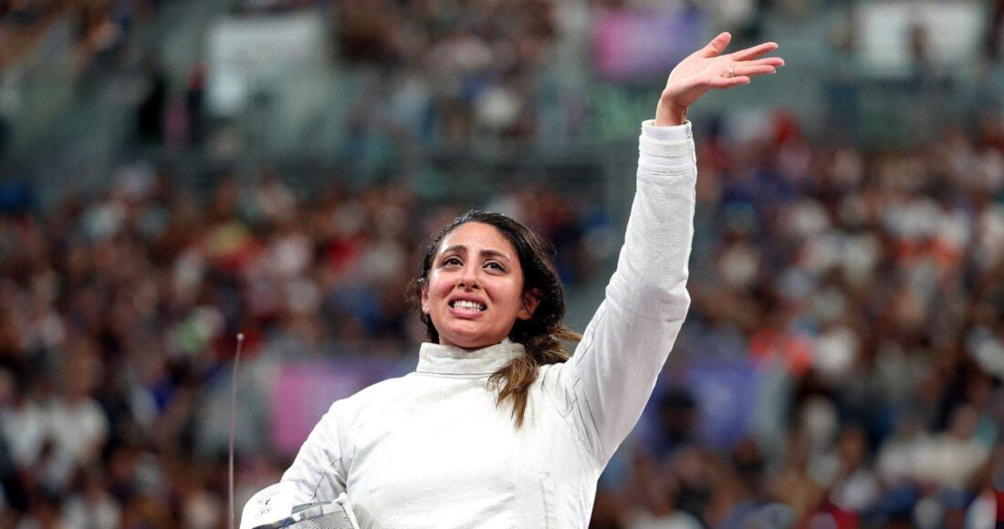 VĐV Nada Hafez xúc động khi giành chiến thắng ở vòng 1/16 kiếm chém cá nhân nữ Olympic Paris 2024. Ảnh: AFP