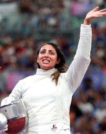 VĐV Nada Hafez xúc động khi giành chiến thắng ở vòng 1/16 kiếm chém cá nhân nữ Olympic Paris 2024. Ảnh: AFP