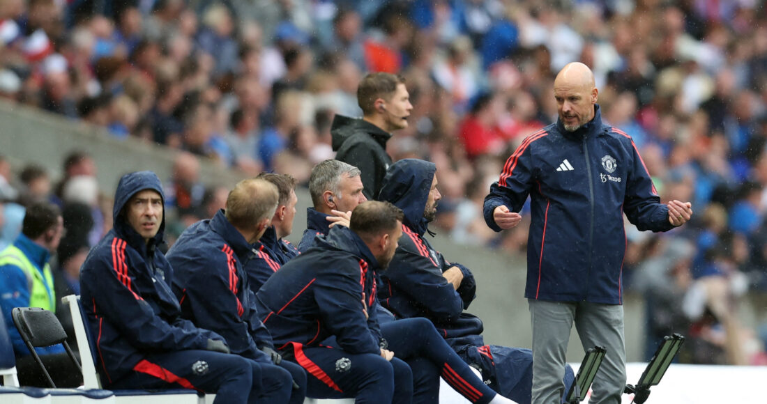 HLV Erik Ten Hag đứng nói chuyện với các trợ lý trong trận giao hữu Man Utd 2-0 Rangers hôm 20/7. Ảnh: Reuters