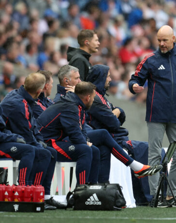 HLV Erik Ten Hag đứng nói chuyện với các trợ lý trong trận giao hữu Man Utd 2-0 Rangers hôm 20/7. Ảnh: Reuters