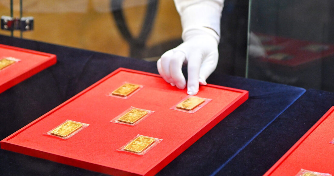 Ngân hàng bán vàng ở Hà Nội, ngày 3/6. Ảnh: Giang Huy