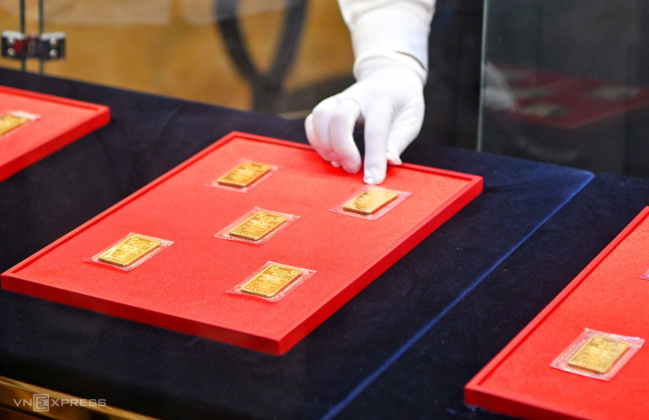 Ngân hàng bán vàng ở Hà Nội, ngày 3/6. Ảnh: Giang Huy