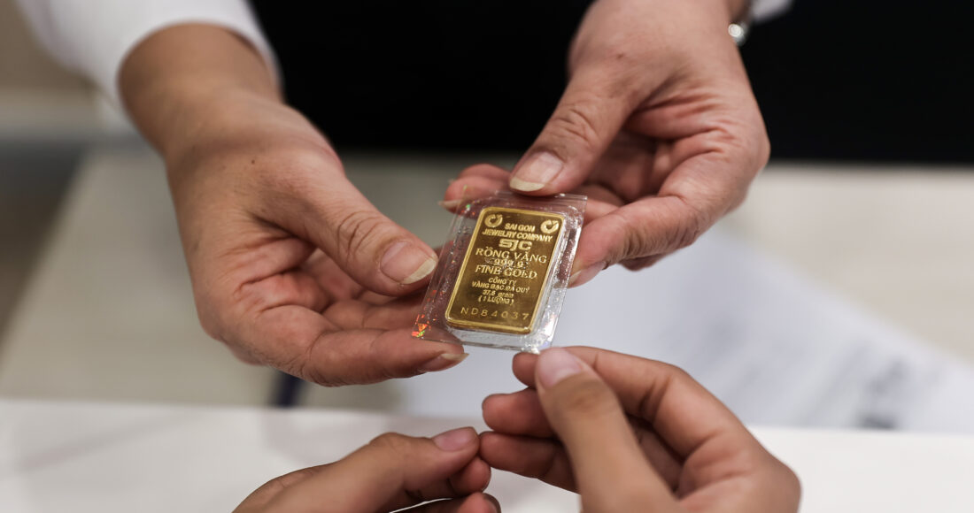 Người dân mua vàng ở Ngân hàng Nông nghiệp và phát triển nông thôn, TP HCM, chiều 3/6. Ảnh: Quỳnh Trần