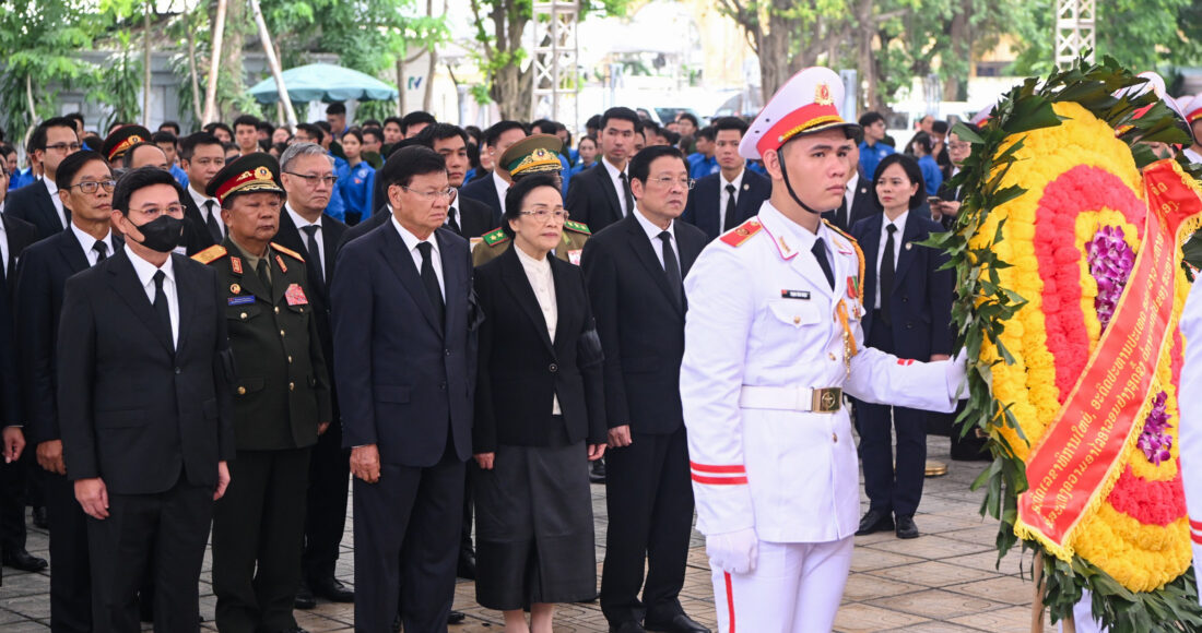 Đoàn lãnh đạo cấp cao Lào do Tổng Bí thư, Chủ tịch nước Thongloun Sisoulith dẫn đầu vào viếng Tổng Bí thư Nguyễn Phú Trọng. Ảnh: Giang Huy