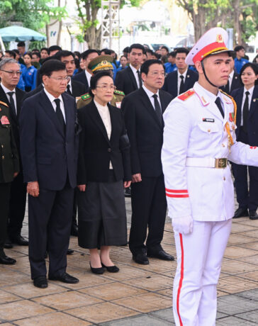 Đoàn lãnh đạo cấp cao Lào do Tổng Bí thư, Chủ tịch nước Thongloun Sisoulith dẫn đầu vào viếng Tổng Bí thư Nguyễn Phú Trọng. Ảnh: Giang Huy