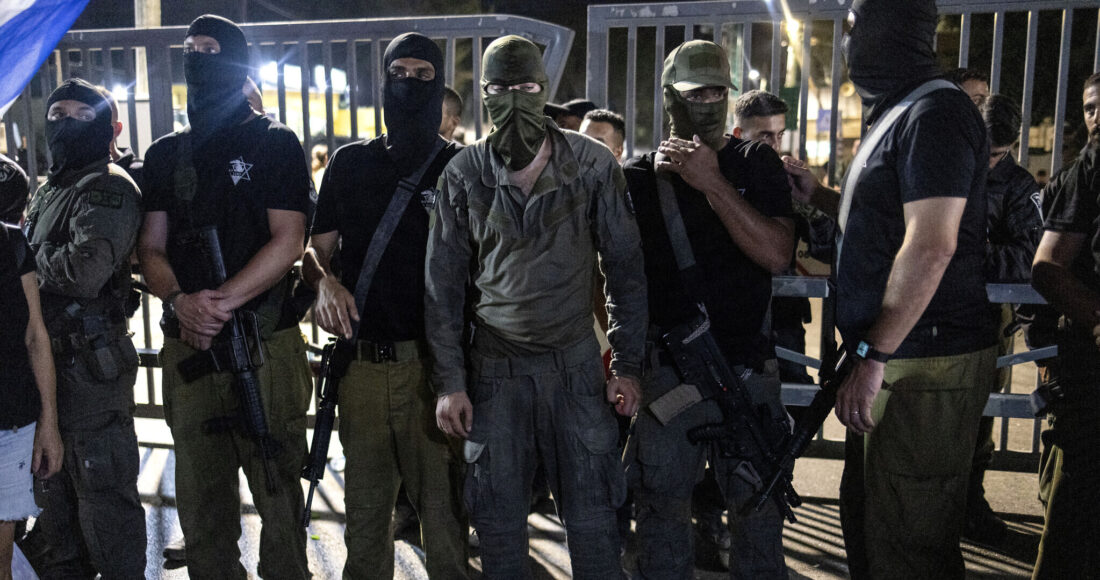 Người biểu tình Israel mang súng vây cổng căn cứ Beit Lid. Ảnh: AFP