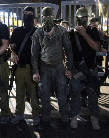 Người biểu tình Israel mang súng vây cổng căn cứ Beit Lid. Ảnh: AFP