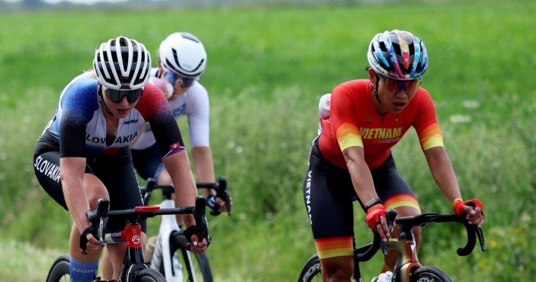 Nguyễn Thị Thật (phải) thi đấu ở Olympic 20204.