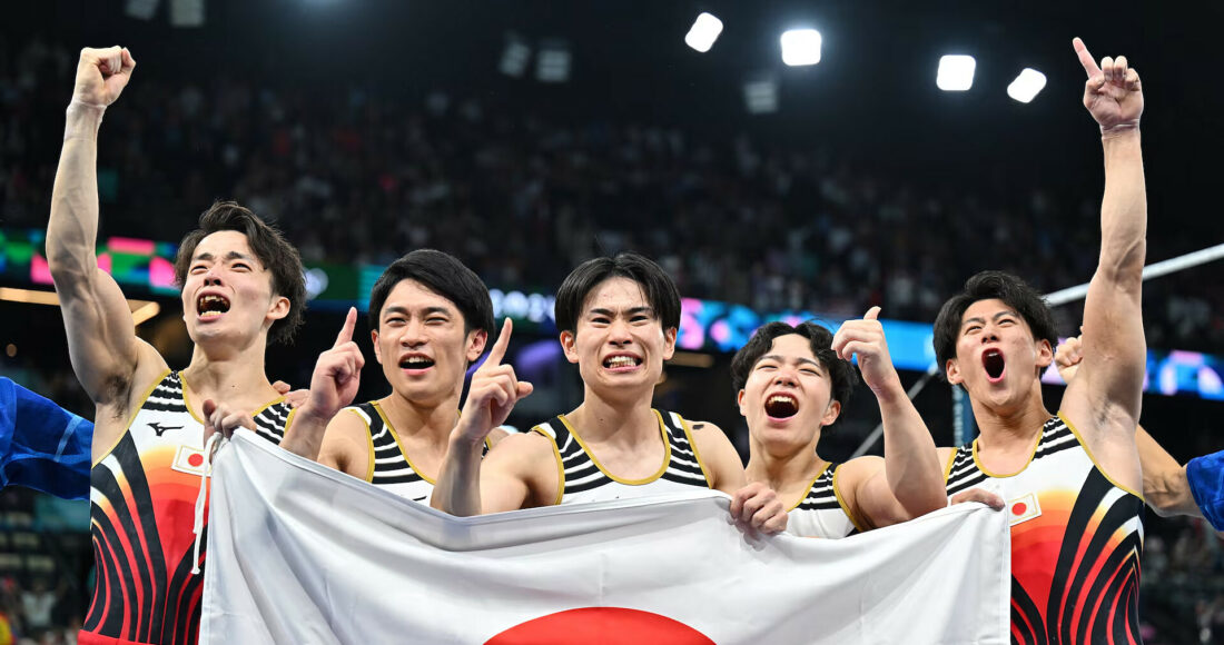 Các VĐV Nhật Bản (từ trái sang: Takaaki Sugino, Wataru Tanigawa, Kazuma Kaya, Shinnosuke Oka và Daiki Hashimoto) mừng HC vàng đồng đội nam thể dục dụng cụ toàn năng Olympic 2024 tại nhà thi đấu Bercy, thành phố Paris, Pháp tối 29/7. Ảnh: Reuters