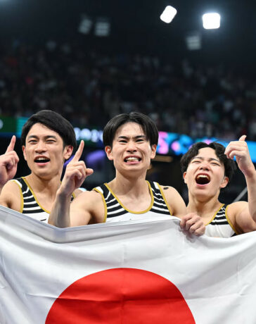 Các VĐV Nhật Bản (từ trái sang: Takaaki Sugino, Wataru Tanigawa, Kazuma Kaya, Shinnosuke Oka và Daiki Hashimoto) mừng HC vàng đồng đội nam thể dục dụng cụ toàn năng Olympic 2024 tại nhà thi đấu Bercy, thành phố Paris, Pháp tối 29/7. Ảnh: Reuters