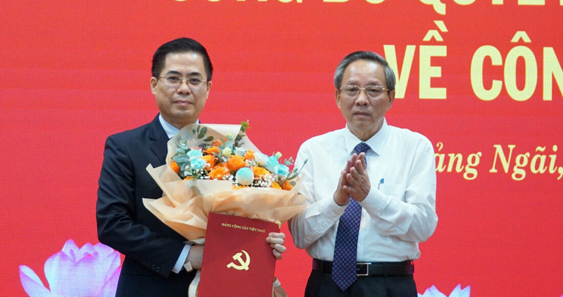 Phó ban Tổ chức Trung ương Hoàng Đăng Quang (phải) trao quyết định của Ban Bí thư cho ông Nguyễn Hoàng Giang. Ảnh: Phạm Linh