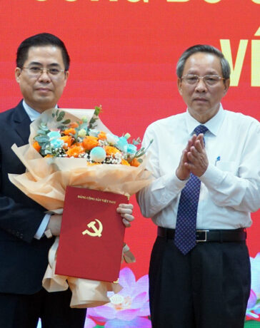 Phó ban Tổ chức Trung ương Hoàng Đăng Quang (phải) trao quyết định của Ban Bí thư cho ông Nguyễn Hoàng Giang. Ảnh: Phạm Linh